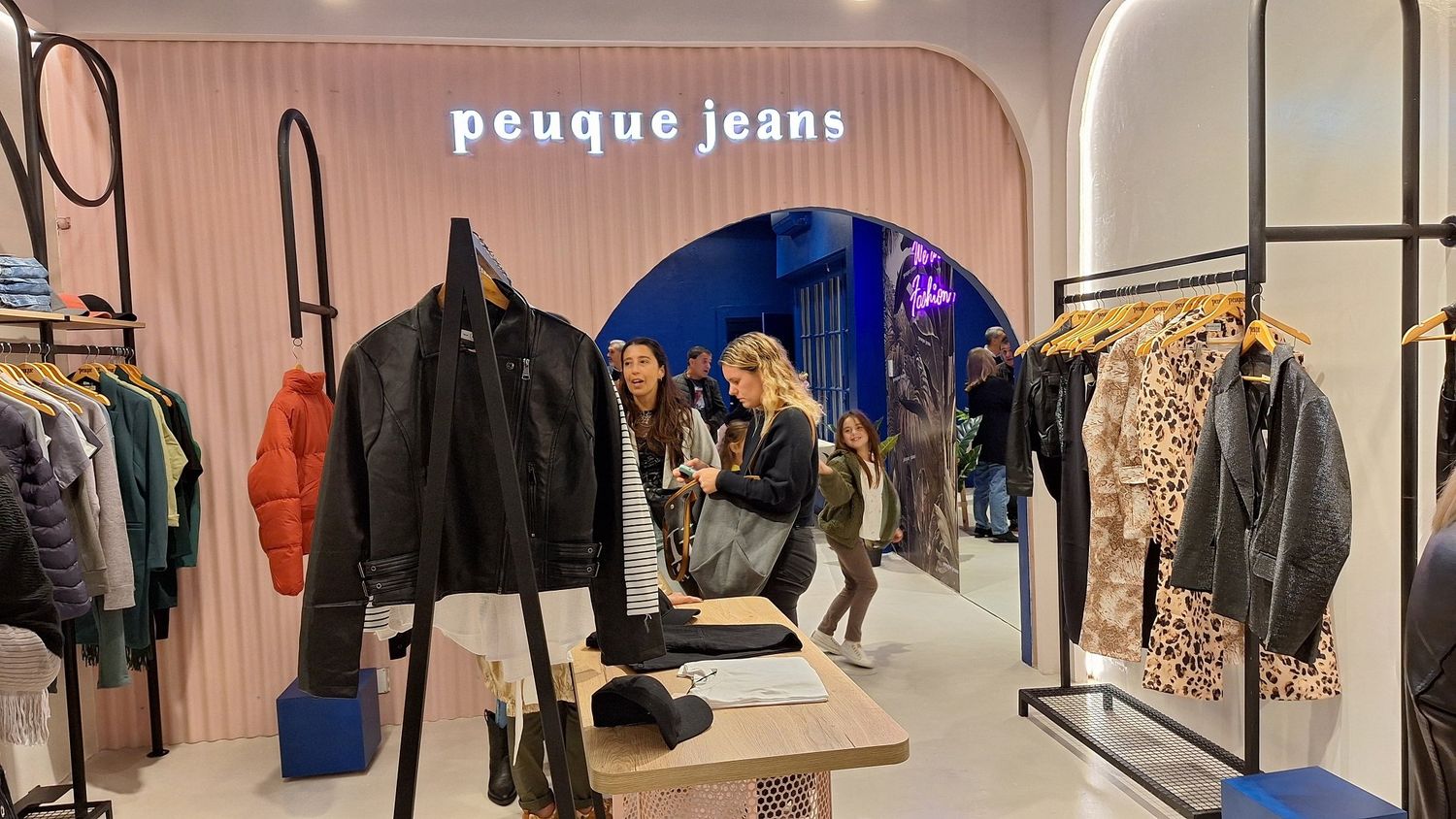 Peuque Jeans, tendencia en moda con prendas versátiles para cualquier ocasión.