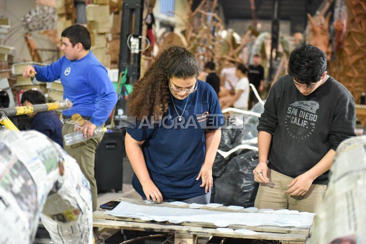 Presentación de bocetos de carrozas, el ganador del slogan y una sorpresa: las novedades del desfile estudiantil