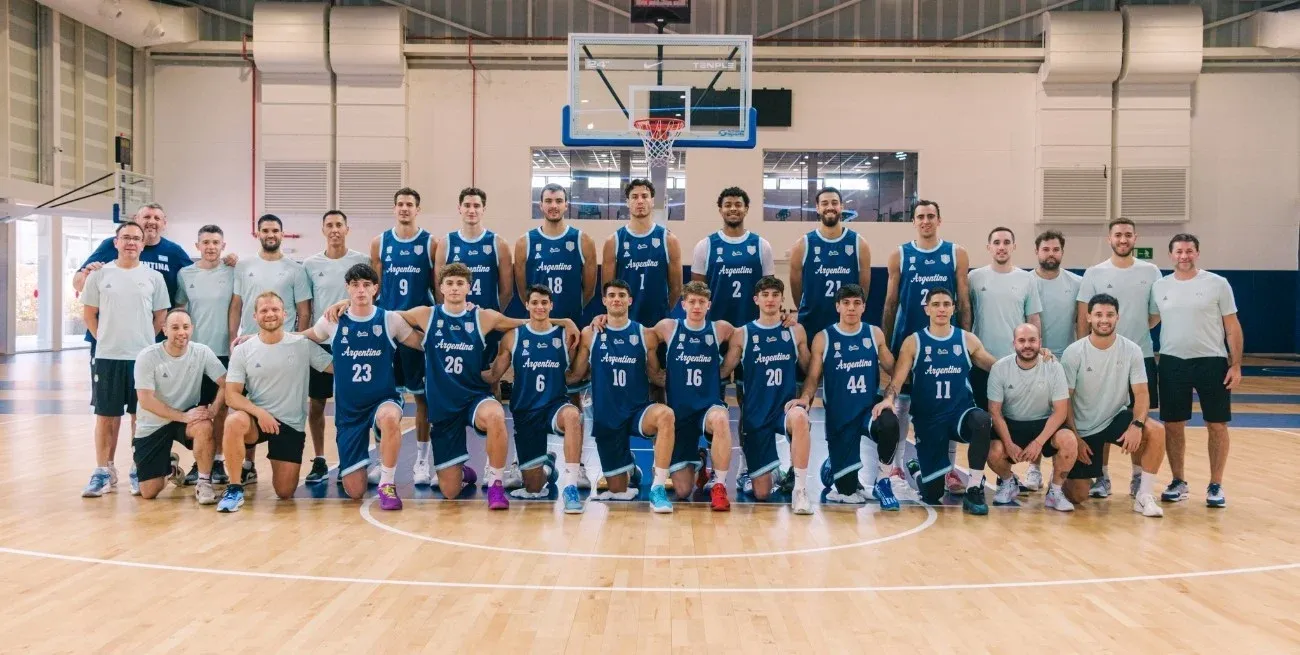 El plantel y cuerpo técnico completo. Crédito: CAB