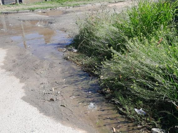 Reclaman por una pérdida de agua que ya lleva más de tres meses