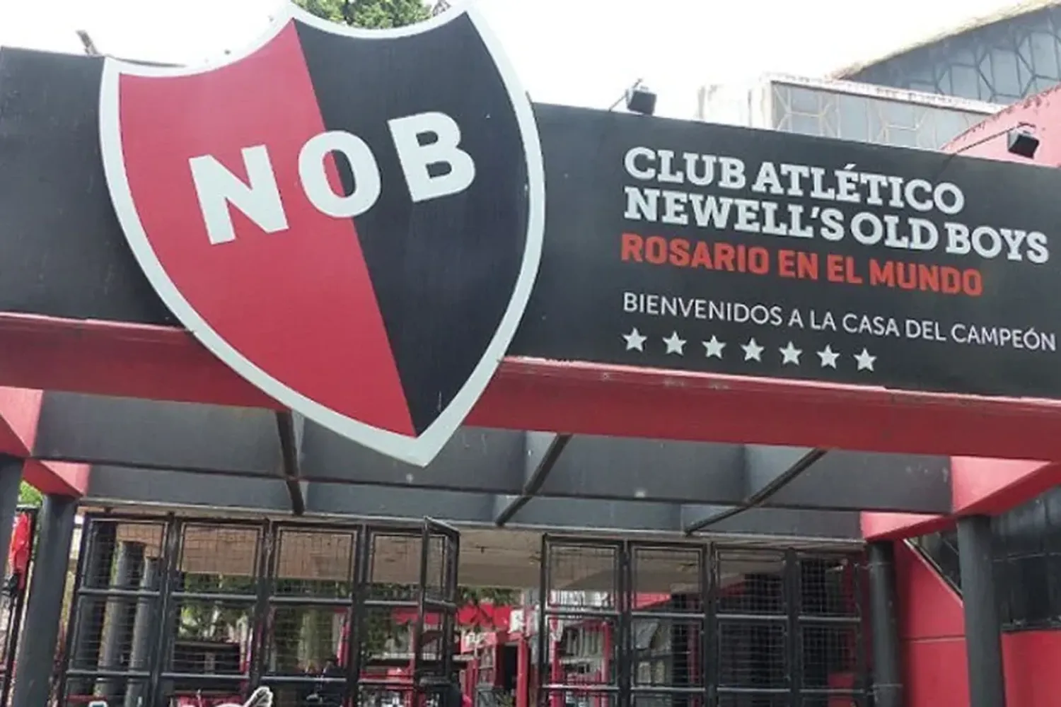 El presidente de Newell's Ignacio Astore expuso la trama extorsiva entre el club y la barra brava leprosa