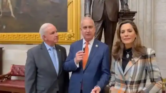 Congresistas republicanos celebran decisión de Trump de cancelar licencias petroleras a la Administración Maduro