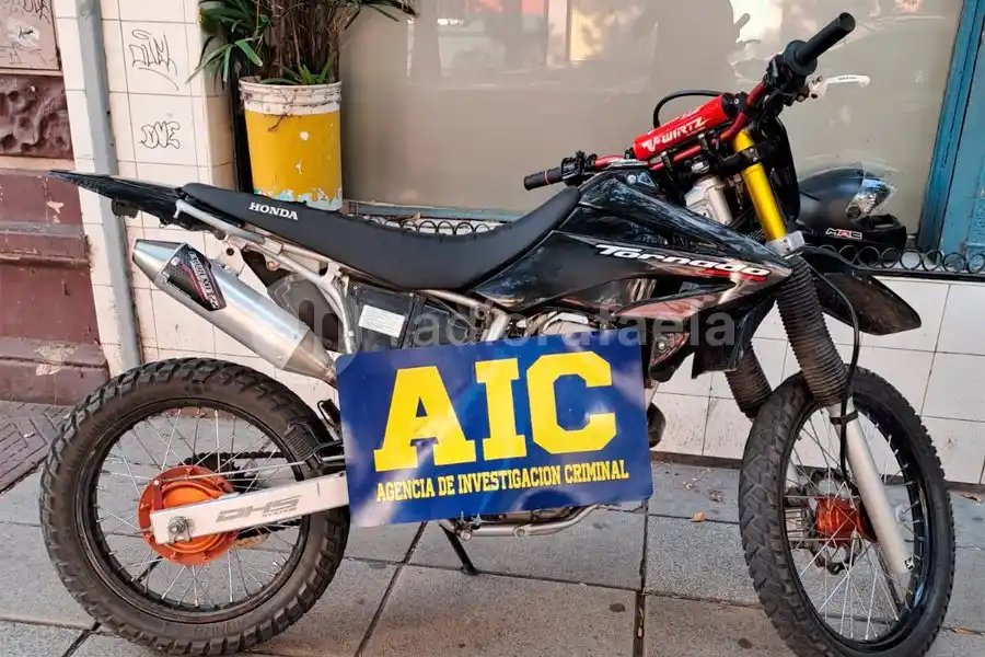 Mediante una “entrega controlada” recuperaron una Honda Tornado robada en Esperanza