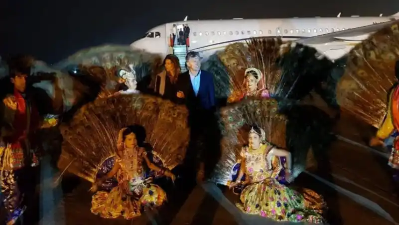 Macri llegó a la India, donde el lunes inicia una visita de Estado
