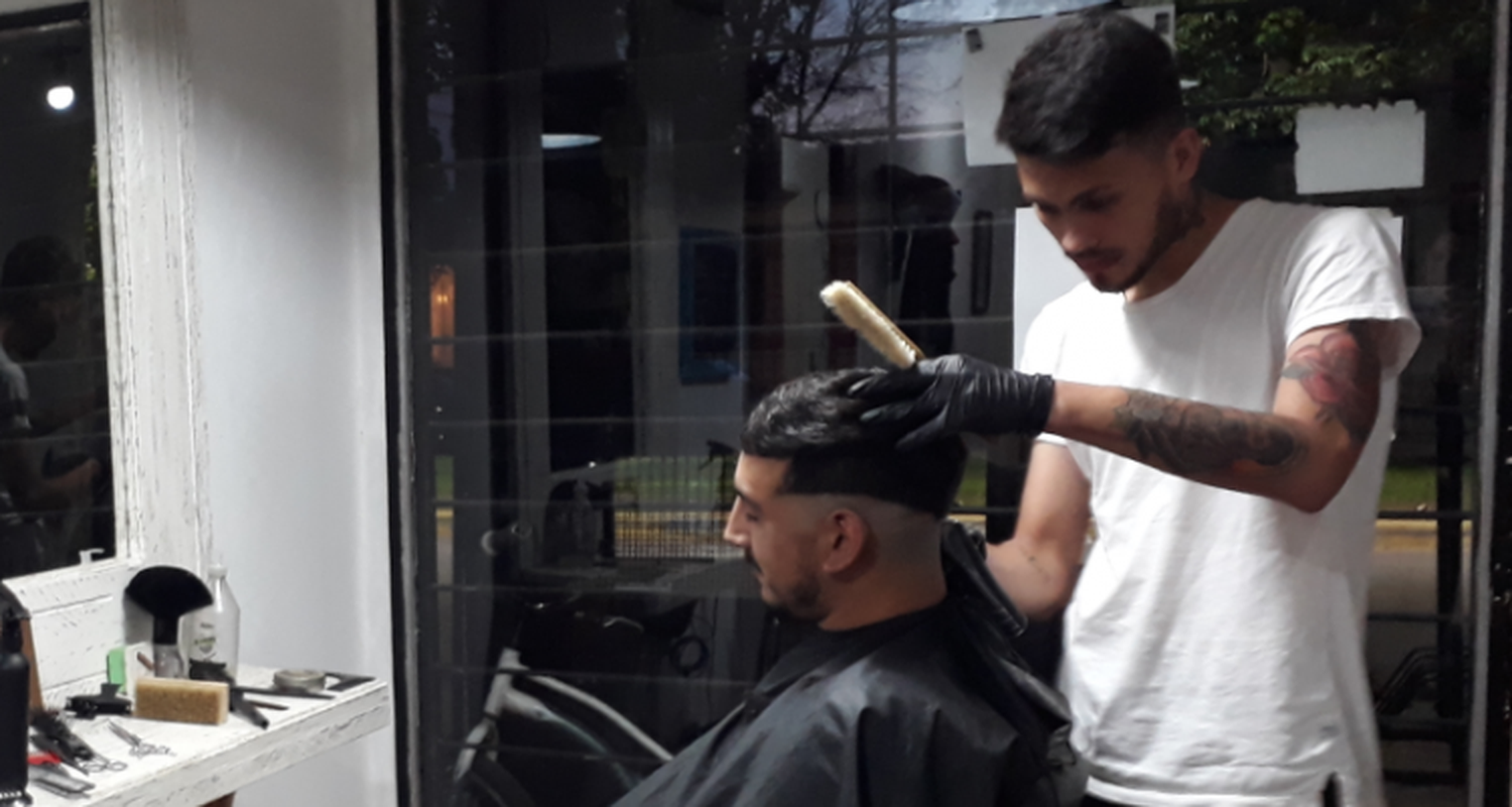 Peluquerías y centros de estética en cuarentena: Mientras esperan autorización, algunos atienden clientes para paliar la crisis