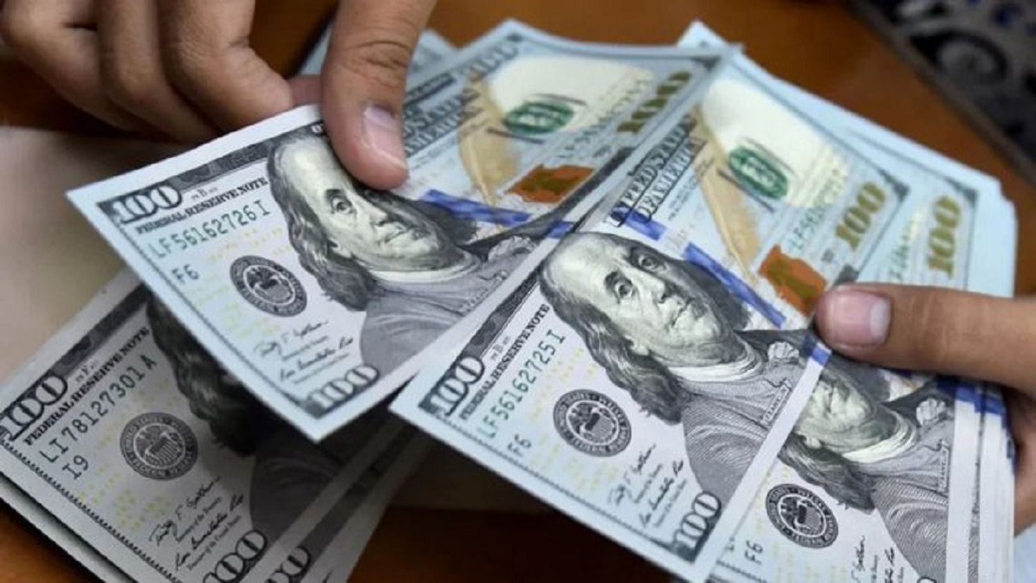 La PESADILLA SIGUE: el dólar oficial supera la barrera de Bs.70 y el paralelo vuelve a aumentar