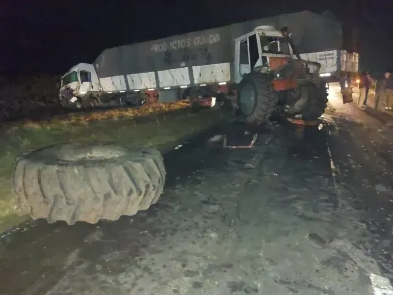 Un joven resultó herido en cráneo, brazos y piernas al chocar su tractor contra un camión