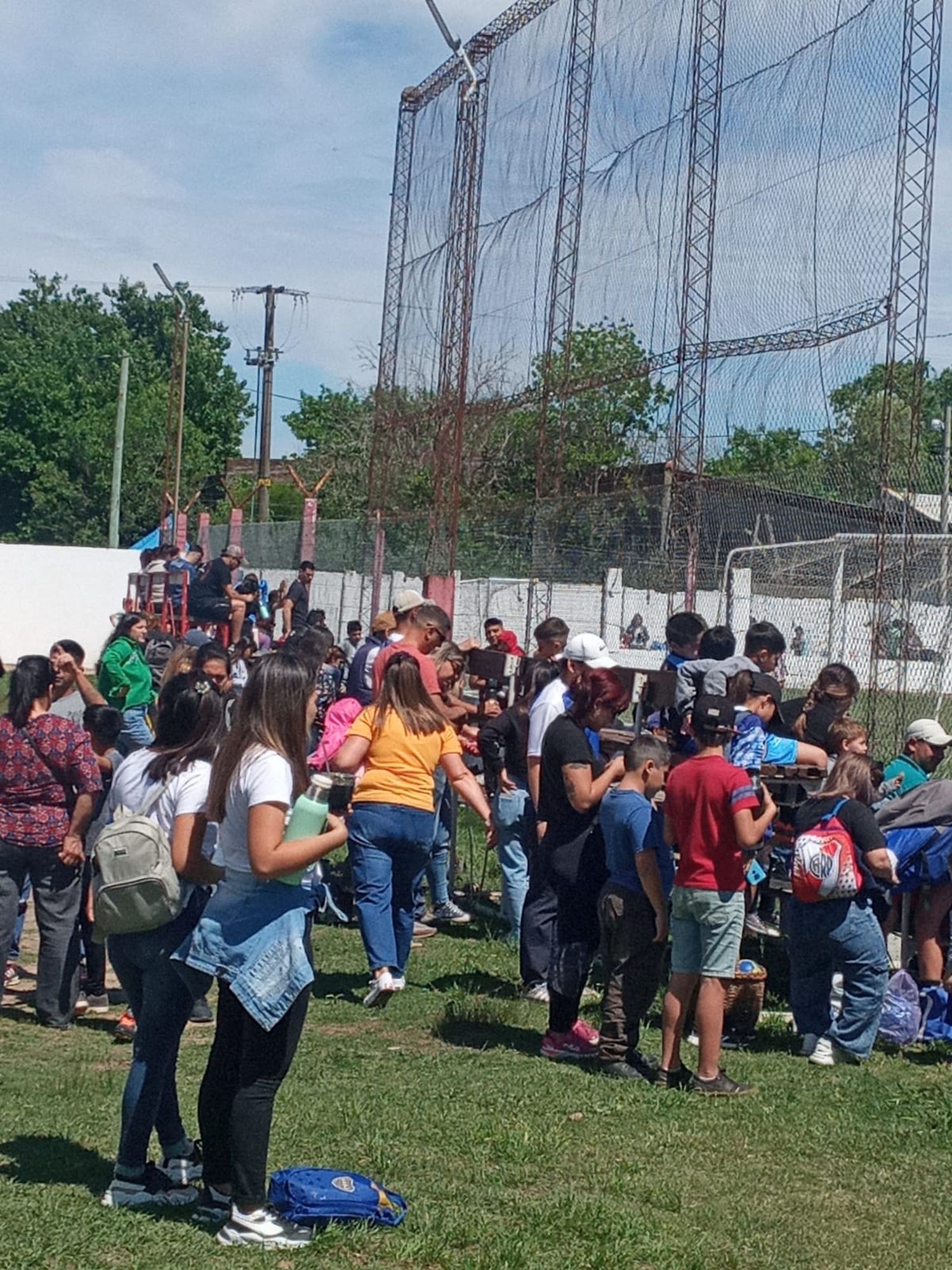 Una importante concurrencia de público está acompañando al Preinfantil Entrerriano en cancha norteña.