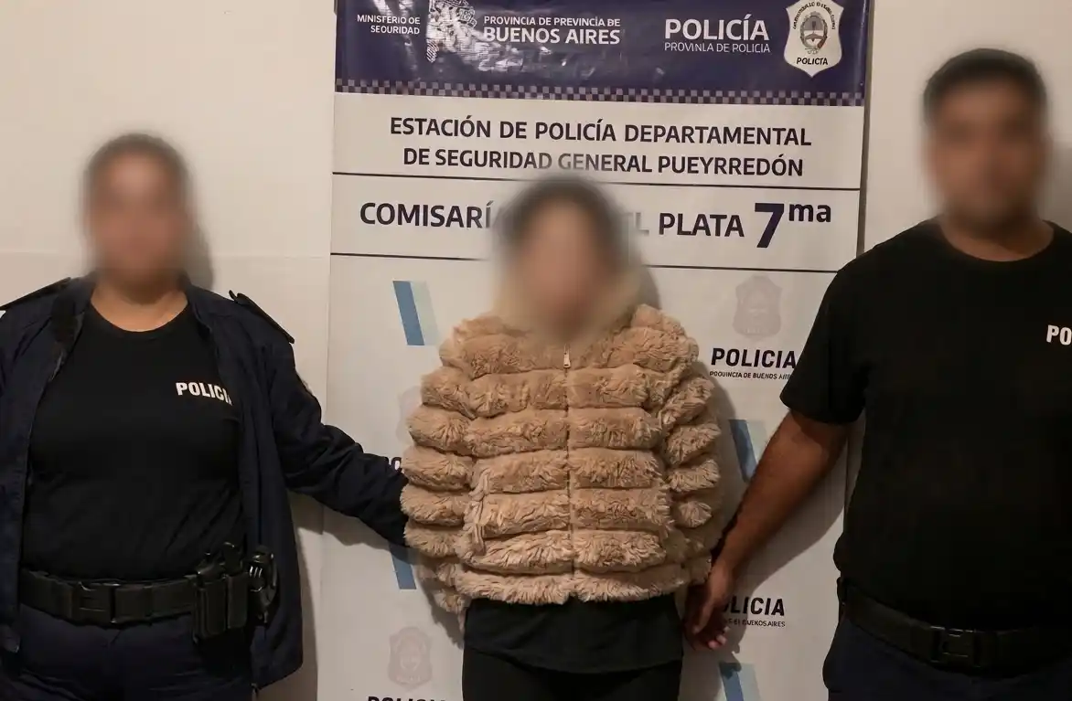 La mujer fue interceptada en el sector de estacionamiento por el personal de seguridad del comercio.