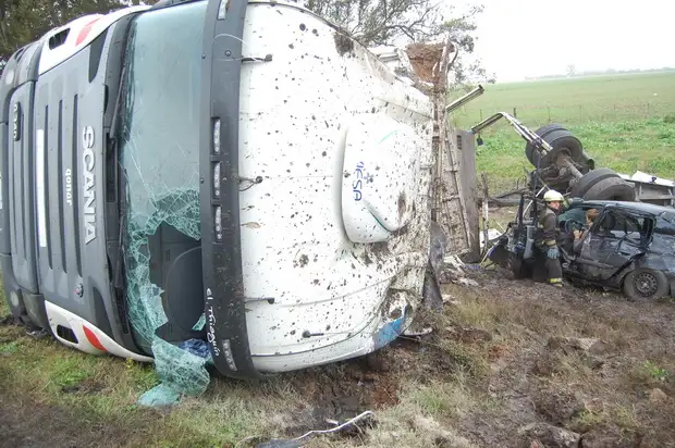 Un camión y un auto protagonizaron dos accidentes con cuatro horas de diferencia