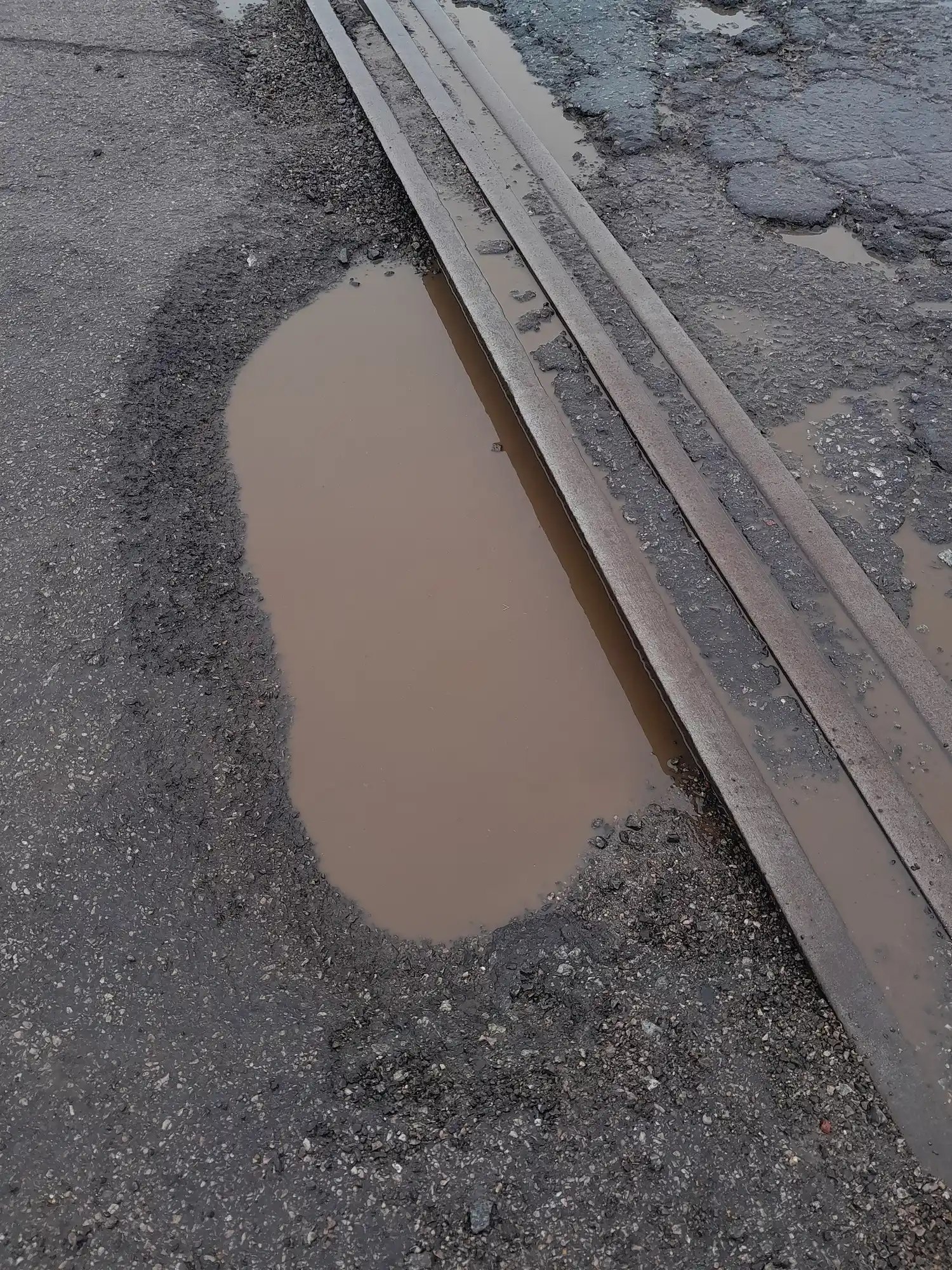 Cráter en las vías del acceso a Fulton