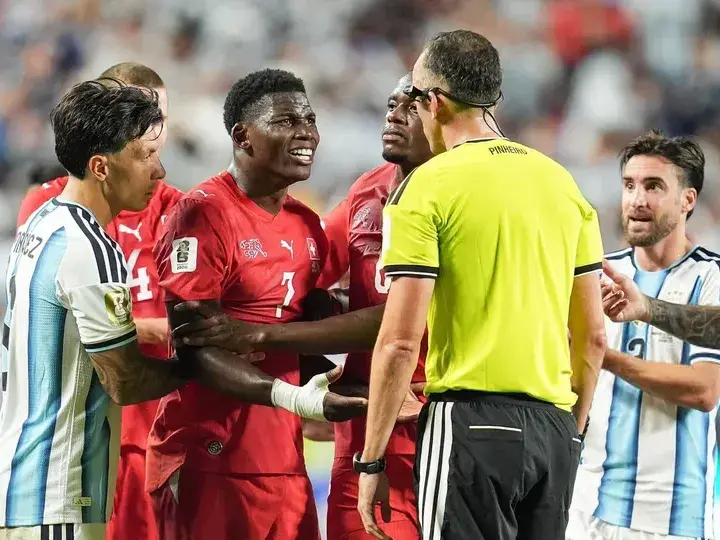 La IFAB aclaró que B.Embolo fue mal expulsado ante Argentina en el Mundial 2026. Foto: Reuters