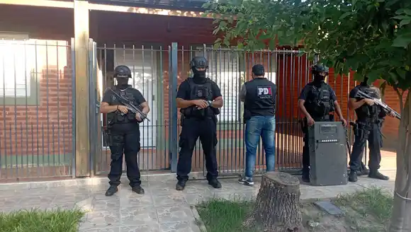 Múltiples allanamientos en San Justo: la PDI detuvo a tres hombres por abuso de arma y amenazas calificadas
