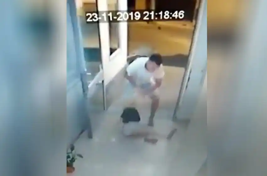 Video: brutal golpiza a una joven en la puerta de su casa para robarle