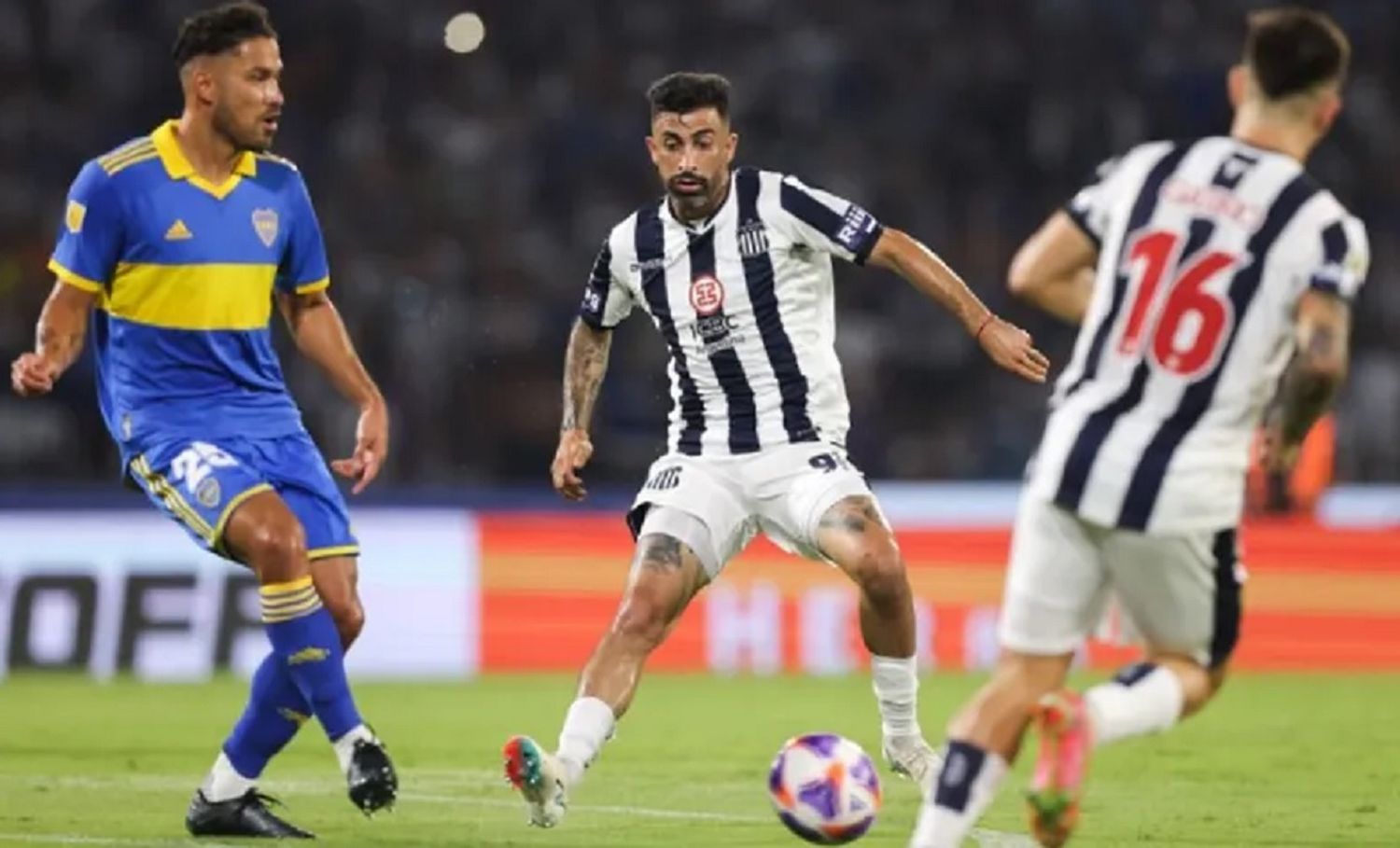 Talleres desnudó las falencias de Boca y le ganó 2-1 ante una multitud