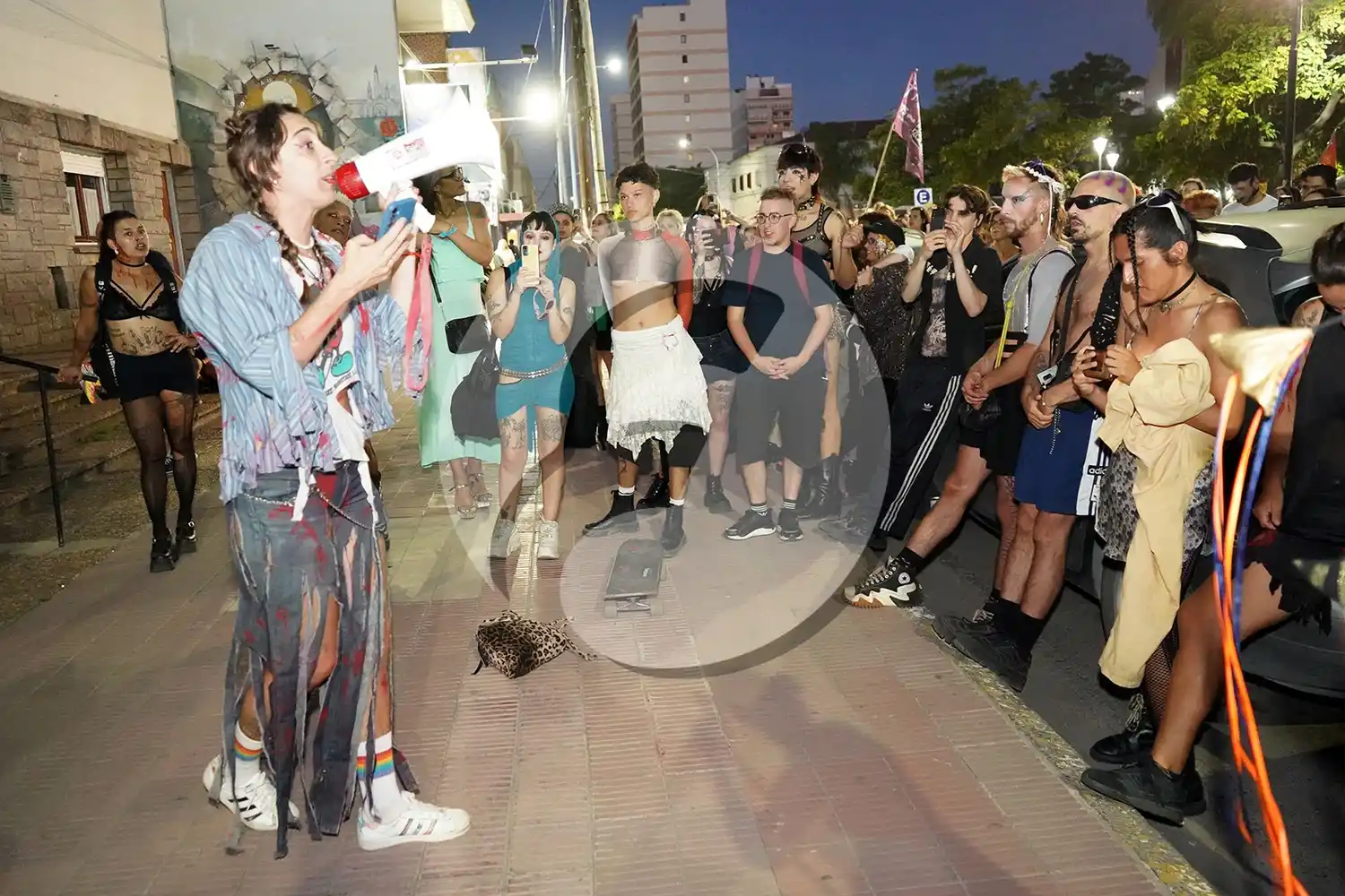 Mensaje. Brinda una participante en la puerta de la parroquia