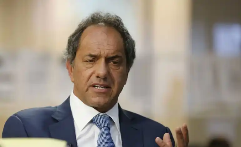 Tras lanzar su candidatura presidencial, denuncian a Scioli por lavado de dinero
