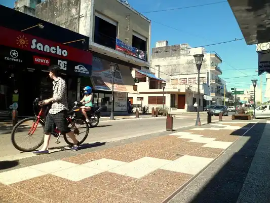 Poca actividad en el centro por el Día del Empleado de Comercio