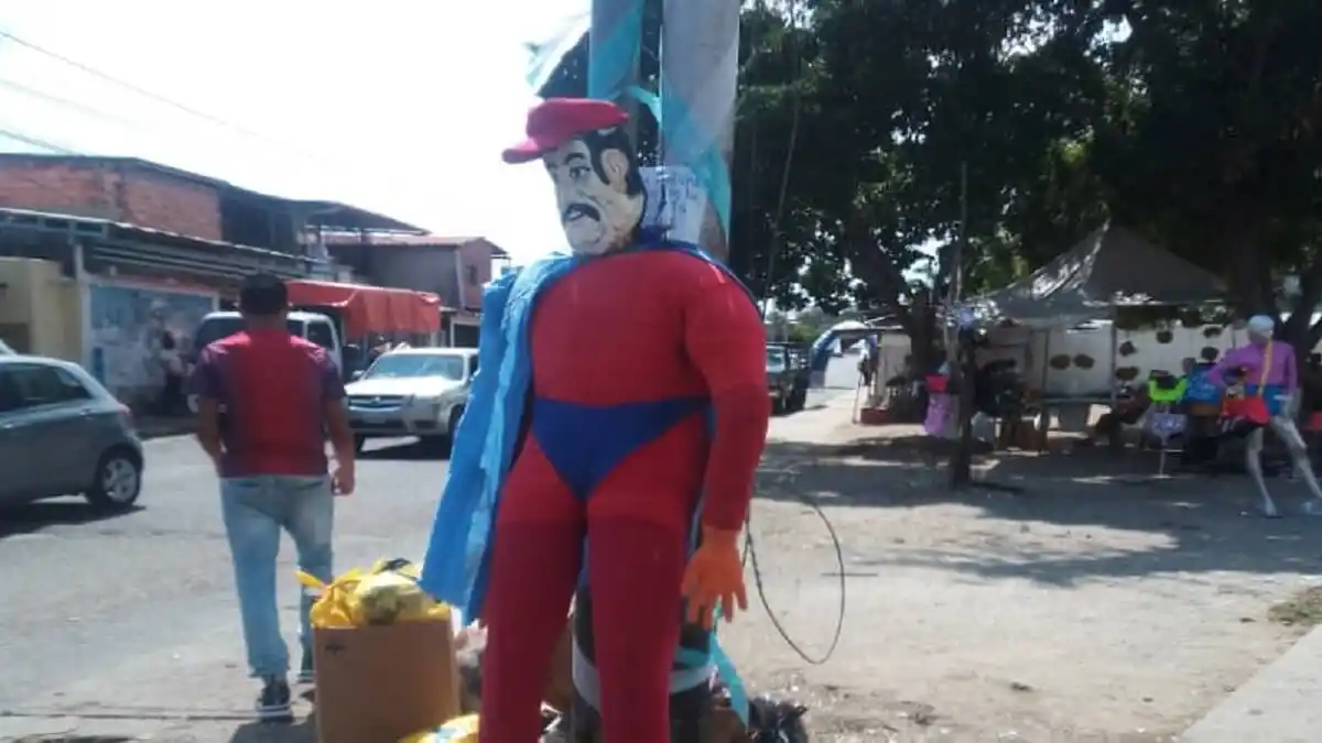 ¡NO AGUANTAN NADA! Se llevan monigote que se parece a Maduro antes de que lo quemen como a Judas
