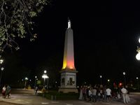 ¿Por qué la pirámide central de la Plaza Independencia está iluminada con un color naranja?