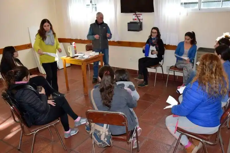 Trabajan para la creación de huertas familiares