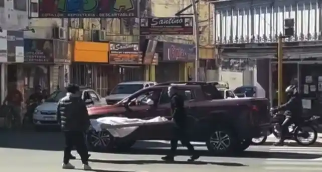 A una morguera se le cayó el muerto en el medio de la calle