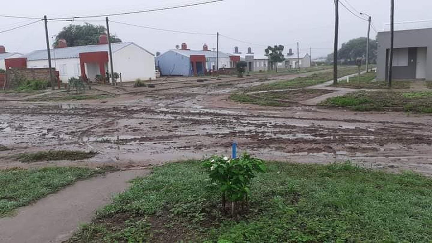 Vecinos de Castelli reclaman ripio para transitar "dignamente" por uno de los barrios más inaccesibles del municipio