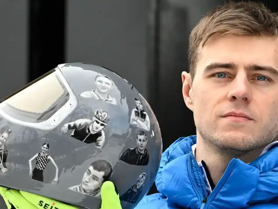 El COI expulsó a un atleta ucraniano por usar un casco con fotos de deportistas asesinados por Rusia. Foto: Reuters / AP