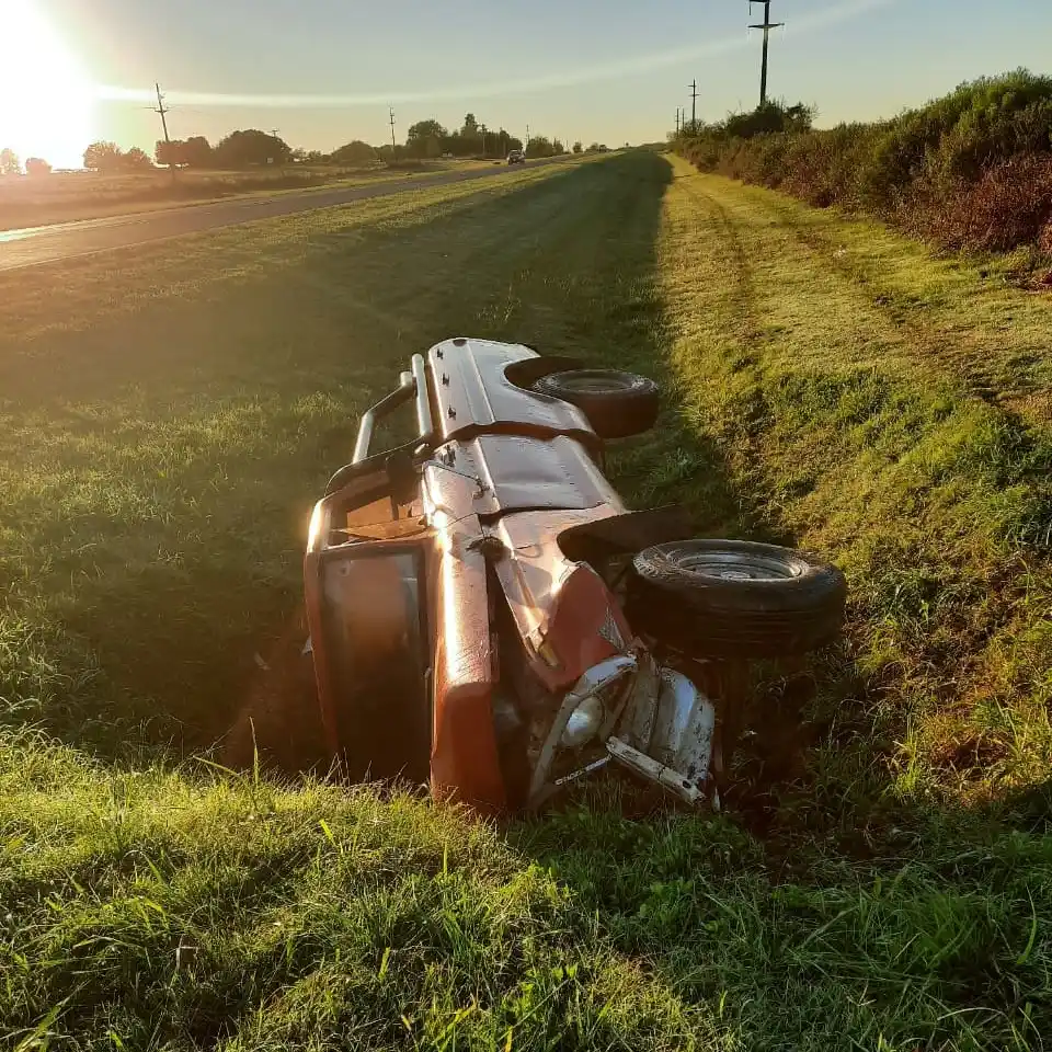 Despiste y vuelco en Ruta 12: un hombre resultó con lesiones leves cerca de Betbeder