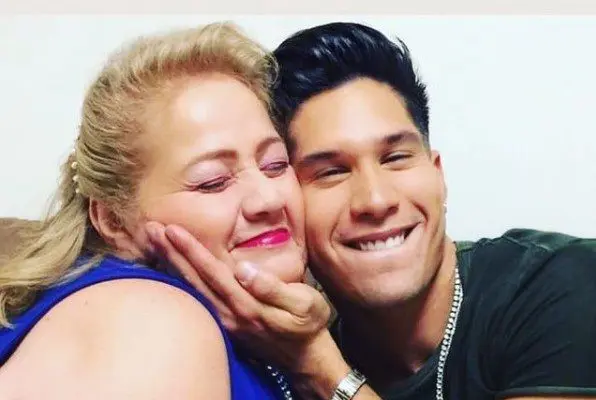 ASÍ REACCIONÓ la madre de Chyno tras su reencuentro con Nacho (+Video)
