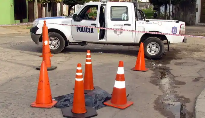Espanto: Un feto en una bolsa de basura fue aplastado por un auto