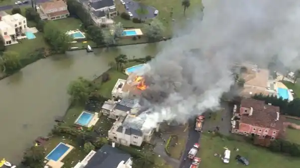 Cayó una avioneta sobre una vivienda del country Nordelta: habría 2 muertos