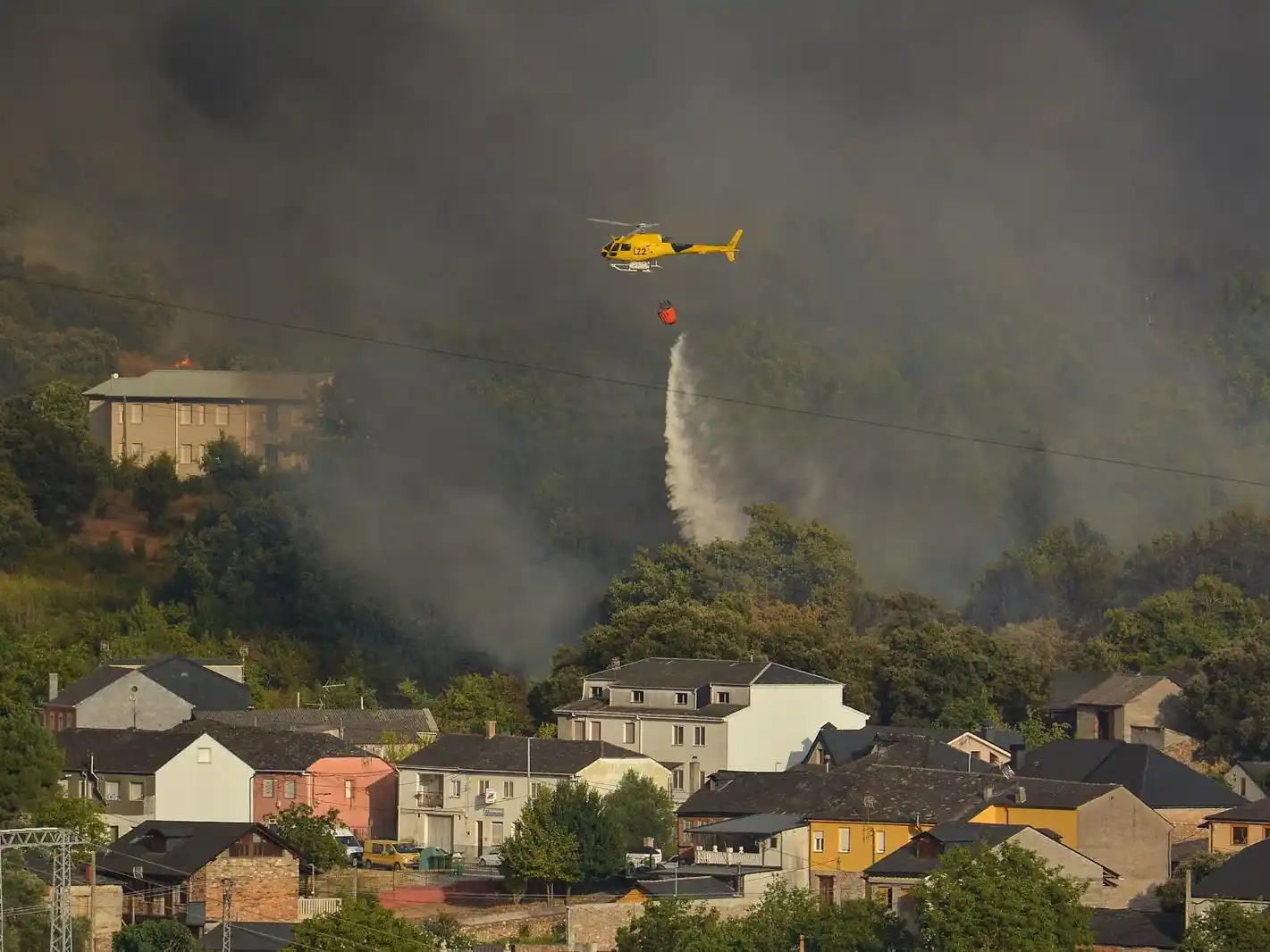 Humo. Lucha contra el fuego en El Bierzo. Gentileza: El Bierzo Digital.