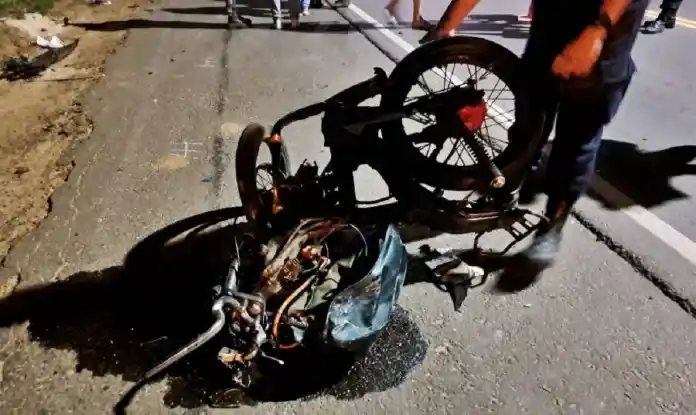 Falleció un joven motociclista que hacía picadas y chocó una camioneta