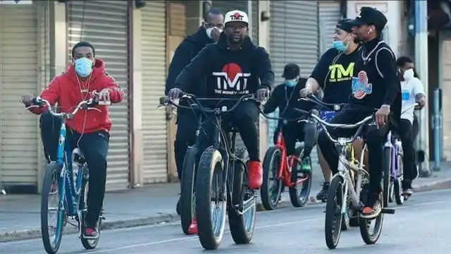 Floyd Mayweather rompió la cuarentena en Los Ángeles para dar un paseo en bicicleta
