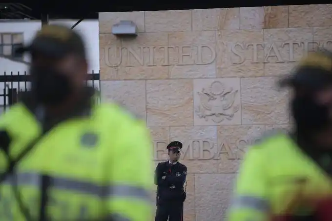 Cierran embajada de EE.UU. en Bogotá por alerta de carro bomba