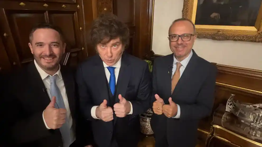 Los conductores de la TV Pública con Milei