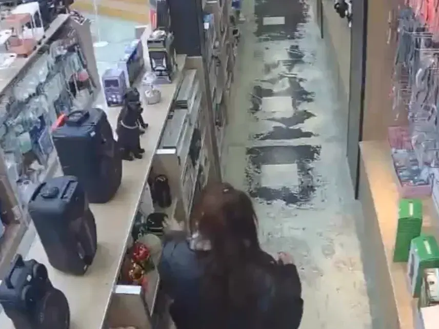 Una cámara de seguridad registró el momento exacto en que una mujer ingresa al local para cometer un robo.