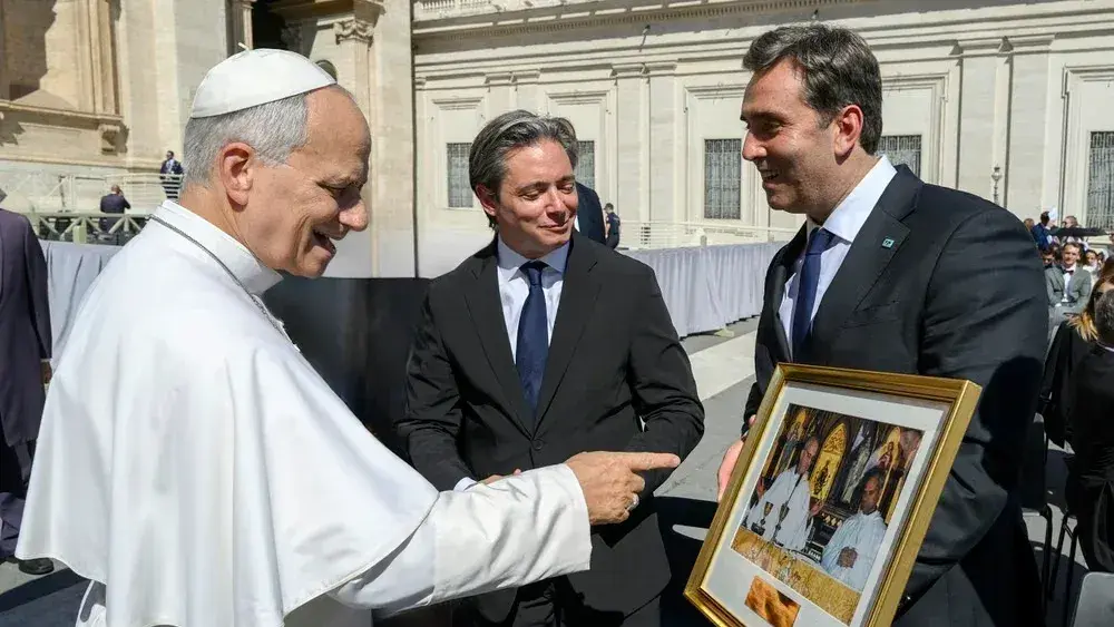 El Intendente de Luján, Leonardo Boto, y Christian Asinelli, vicepresidente corporativo de Programación Estratégica de CAF, en la Audiencia General con el Papa León XIV. (Municipalidad de Luján)