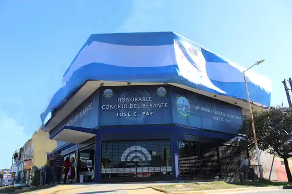 Video: Hubo piñas entre militantes en la jura de los concejales electos de José C. Paz
