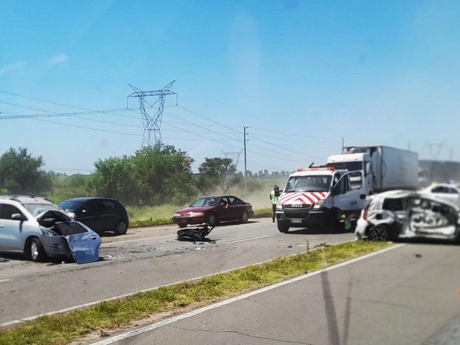 Dos autos colisionaron en la Ruta Nacional 12: una víctima fatal y otro en estado grave