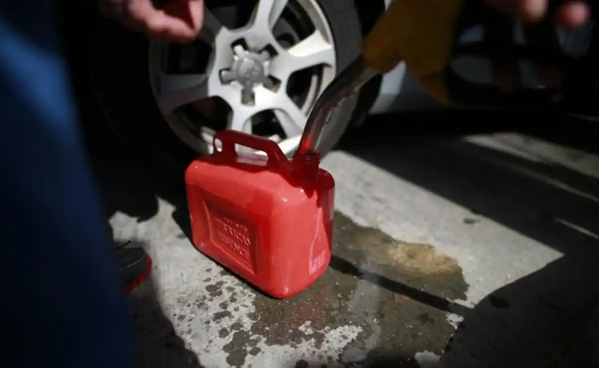 Detenidas 100 personas por venta ilegal de gasolina