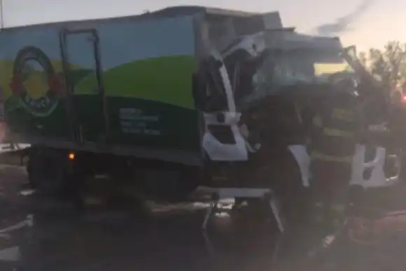 Fuerte choque entre camiones en la Autopista Rosario-Santa Fe: un hombre quedó atrapado