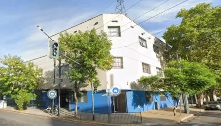 Descubrieron a una nena de 13 años que llevaba un arma dentro de la mochila en La Plata
