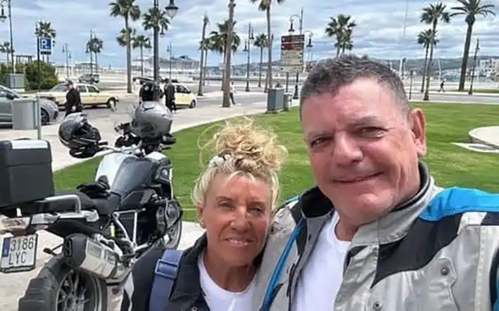 Gabriel Izzo, el comerciante asesinado, junto a su esposa.