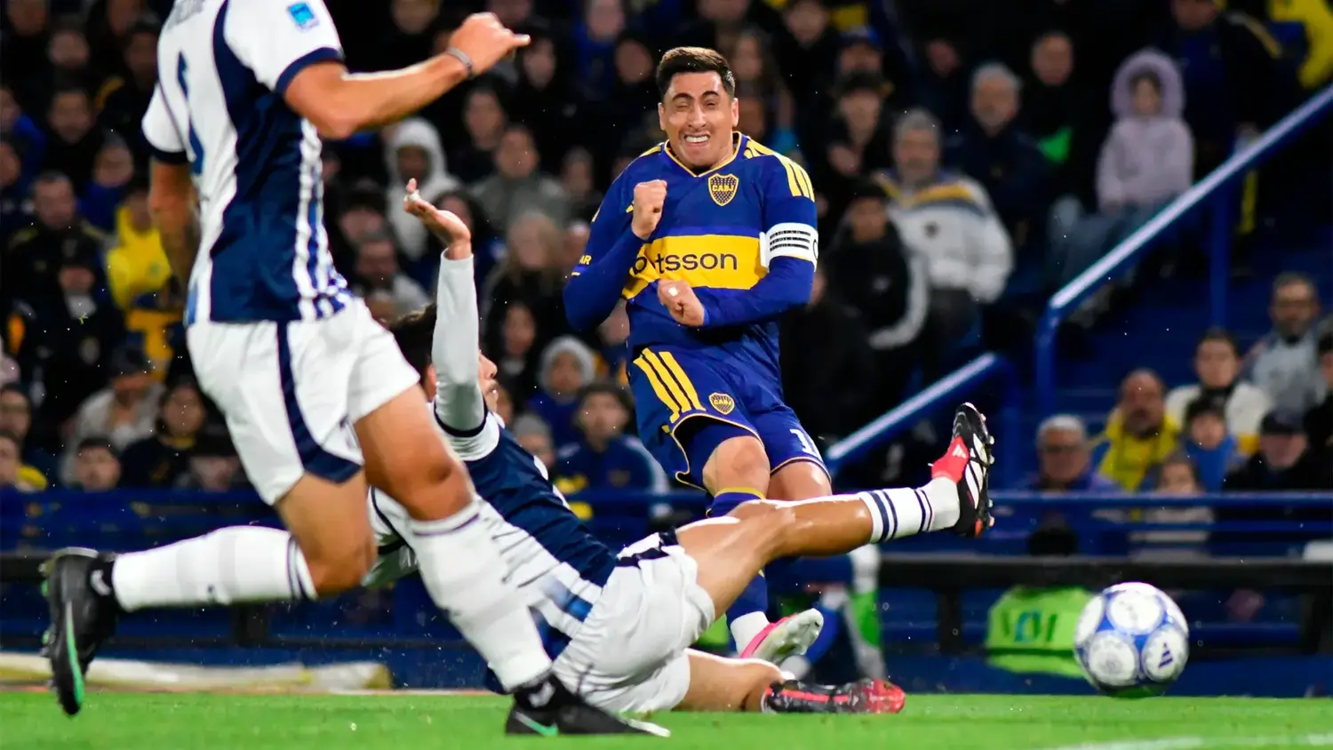 Boca lo dio vuelta ante Talleres en la Bombonera y quedó solo en la cima de la tabla anual