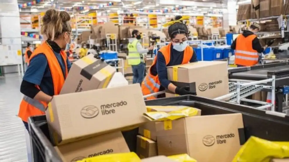 Desde la empresa explicaron que el envío, que había ingresado al centro logístico ubicado en el Mercado Central de Villa Celina, activó de inmediato los procedimientos de seguridad internos. Ante esa situación, se decidió vaciar el lugar por precaución mientras se alertaba a las fuerzas de seguridad correspondientes.