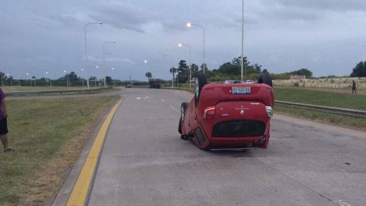 Un automóvil volcó en el ingreso a San José