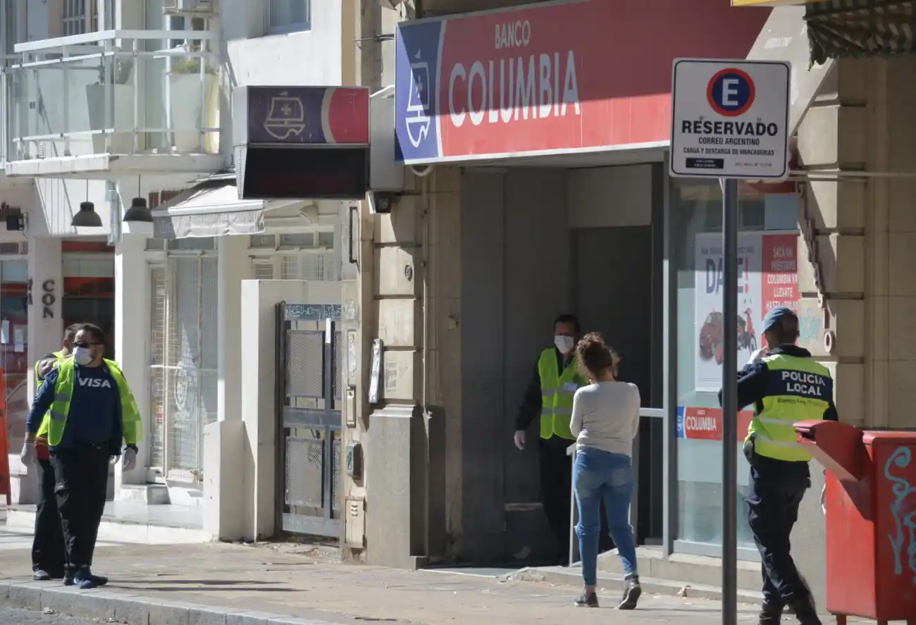 Tras el caos de ayer, la jornada bancaria se desarrolla con tranquilidad este sábado 