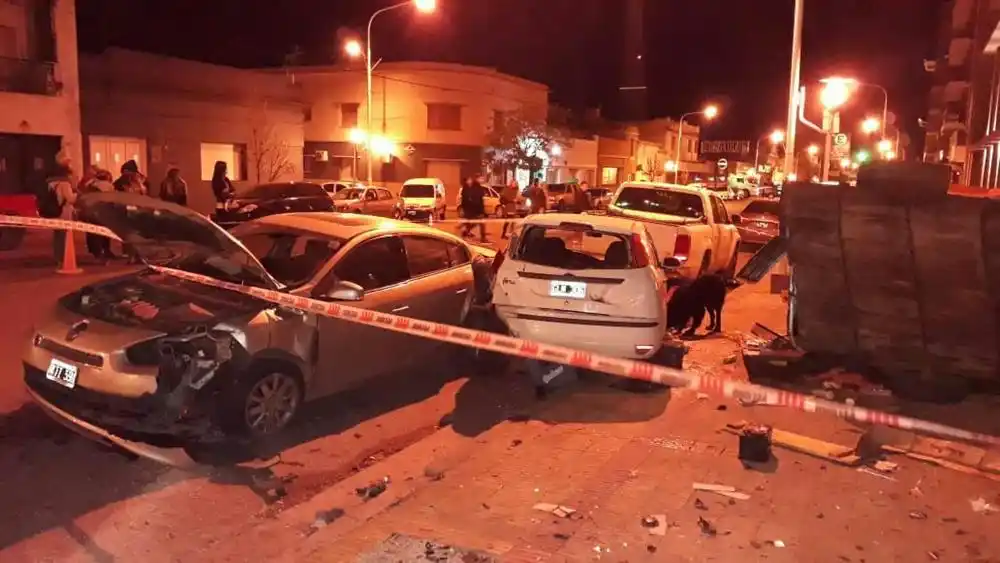 Un automóvil embistió a otro que impactó contra un carro panchero
